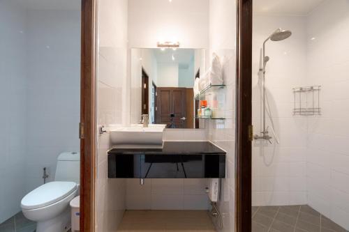 Et badeværelse på 1Br Poolside Apartment, Long Beach, Lanta Sport Resort 104