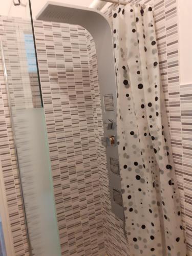 y baño con cortina de ducha y espejo. en Salgari209, en Génova