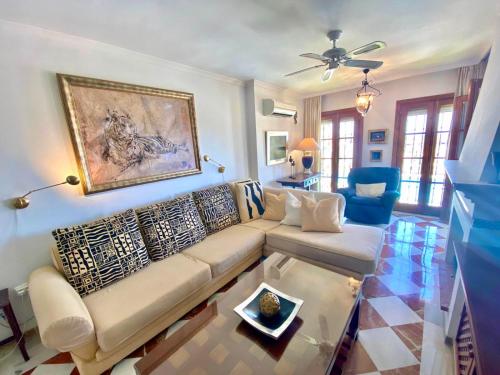 un soggiorno con divano e tavolo di Luxury Puebla Aida with Golf & Sea View a Mijas Costa