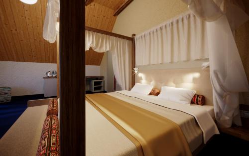 una camera con un grande letto di Drevny Grad Park-hotel a Lviv
