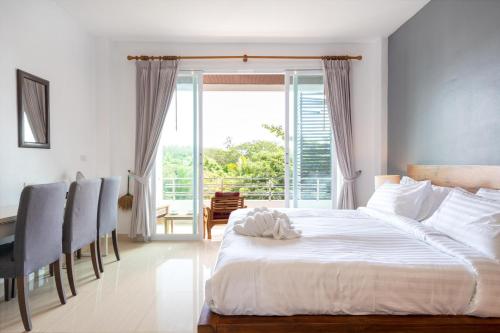 Säng eller sängar i ett rum på 2br Seaview Apartment, Long Beach, Lanta Sport Resort 302