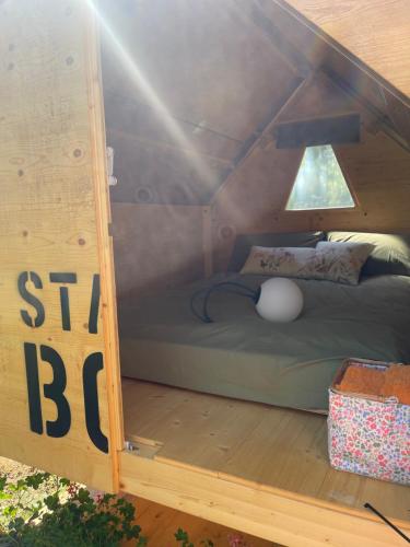 łóżko w małym domku z dachem w obiekcie #StarsBoxtragliulivi w mieście Molfetta