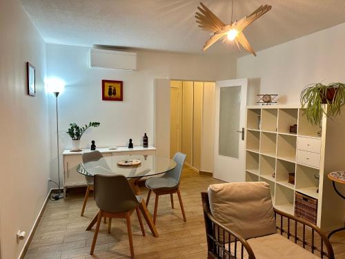 une cuisine et une salle à manger avec une table et des chaises dans l'établissement Appartement climatisé entre plage et port de Saint Mandrier, à Saint-Mandrier-sur-Mer