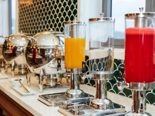 Twee glazen sap staan op een toonbank met trommels. bij Tahiti Resort in Phu Quoc