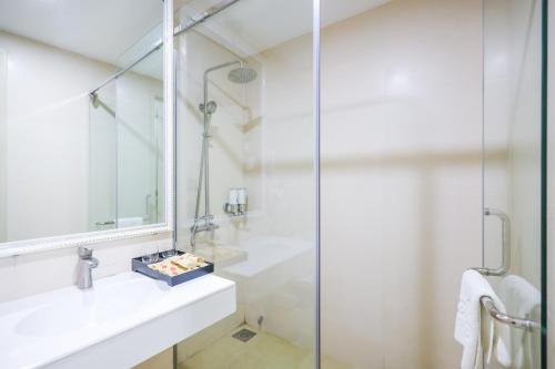a bathroom with a glass shower and a sink at Khách Sạn Phượng Hoàng 3 in Thanh Hóa