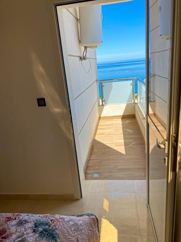 a door to a room with a view of the ocean at Apartment Familiale Al-Hoceima, Vue sur mer in Bâdes