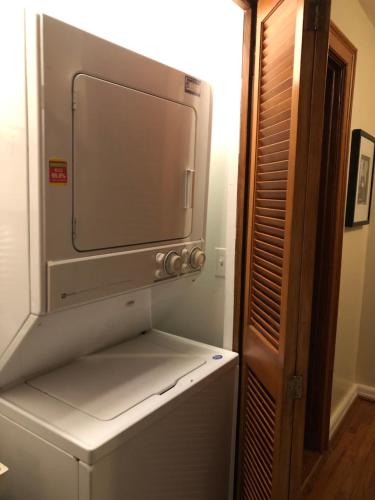 eine Mikrowelle auf einem Kühlschrank in der Unterkunft Home NYC in New York