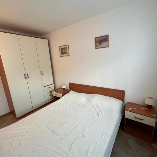 - une chambre avec un lit, 2 tables de chevet et des armoires dans l'établissement Trentino Apartments - Casa ai Fiori, à Folgaria