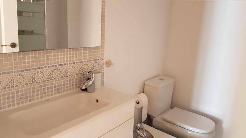 a bathroom with a toilet and a tub and a mirror at Fantástico apartamento junto a la Judería in Córdoba