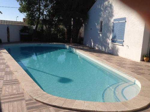 Photo de la galerie de l'établissement Appartement avec piscine - rez de jardin, à Pailhès