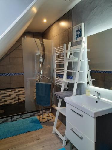 Un baño con una escalera junto a un lavabo y una escalera. en Kermarco, en Trégourez