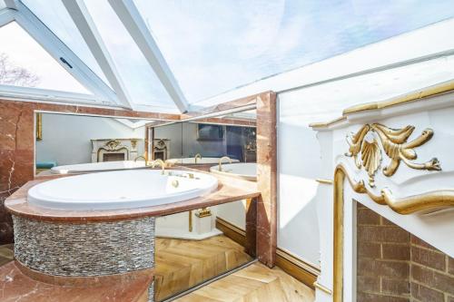 een badkamer met een bad en 2 wastafels bij Magnificent Studio Flat in Uskudar in Istanbul