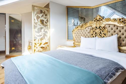 a bedroom with a large bed with a blue blanket at Magnificent Studio Flat in Uskudar in Istanbul