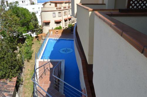an overhead view of a swimming pool on a balcony at Casa con piscina en el Casco Historico in Tossa de Mar