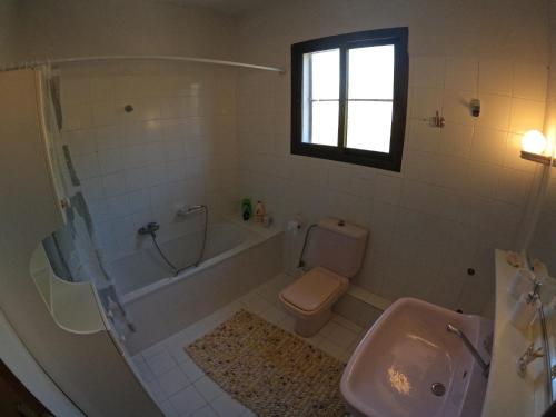 La salle de bains est pourvue d'une baignoire, de toilettes et d'un lavabo. dans l'établissement Nice house by the sea!, à Epanomi