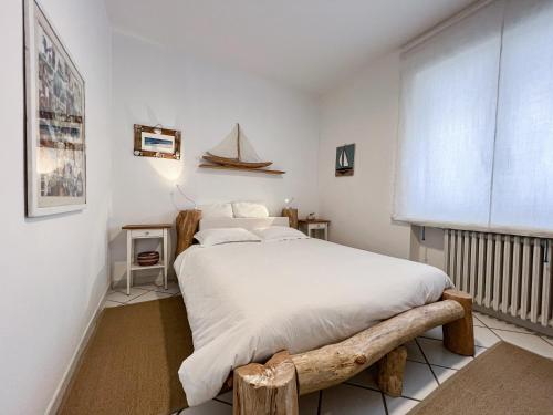 ポルトフェッラーイオにあるA casa di Enrico B&Bのベッドルーム1室(白いシーツが敷かれた大型ベッド1台、窓付)