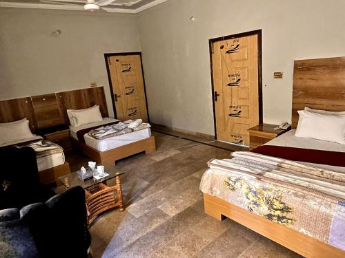 En eller flere senger på et rom på Shelton Royal Hotel