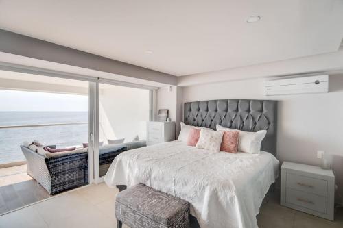 Ένα ή περισσότερα κρεβάτια σε δωμάτιο στο Harbor 9005 Beachfront 2bdr by Moikkarentals