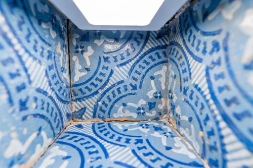 a room with blue and white tiles on the wall at Mama Tita Rooms and Breakfast in Palermo