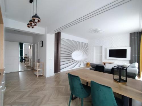 een woonkamer met een eettafel en een bank bij apartament ultracentral Pathfinder in Târgu-Mureş