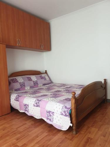 um quarto com uma cama e armários de madeira em Garsoniera em Dorohoi