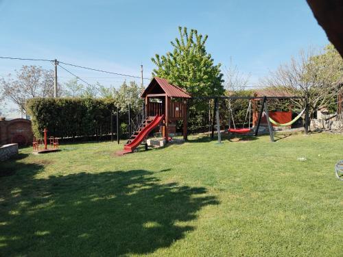 een park met een speeltuin met een glijbaan bij Seosko domacinstvo Imunsan in Niš