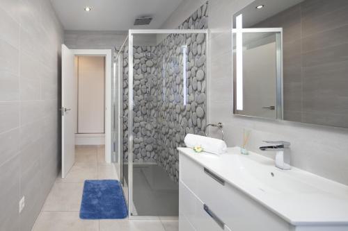 a bathroom with a sink and a mirror at El Monte in Cómpeta