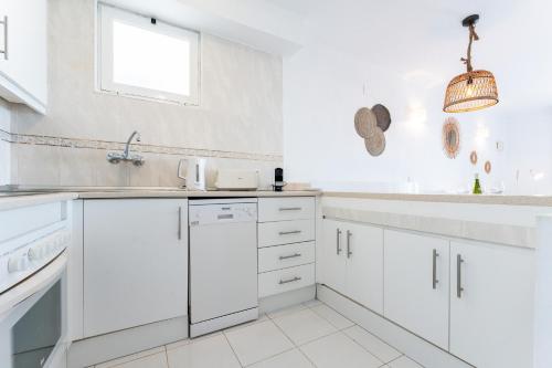 Η κουζίνα ή μικρή κουζίνα στο Sea Front Beach House Sandra D