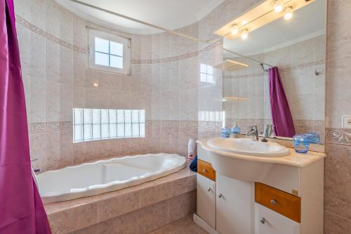 La grande salle de bains est pourvue d'une baignoire et d'un lavabo. dans l'établissement Villa Laura, à Palma de Majorque