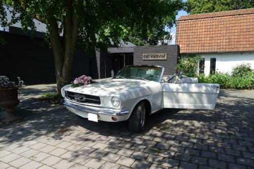a silver car parked in front of a garage at Git Émoi in Estaimpuis