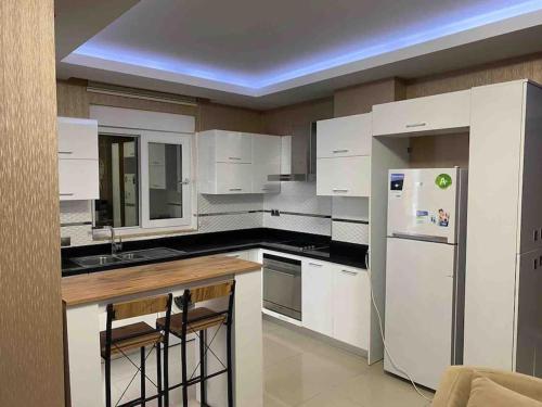 Кухня или мини-кухня в Antalya liman Apartment 1+1
