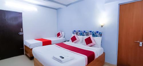 Roomshala 026 Commodo Residency - Satya Niketan房間的床