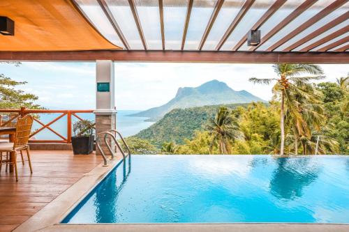 una piscina con vistas a la montaña en Noni's Resort en Alitagtag
