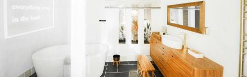 a bathroom with a wooden bench and a mirror at Maison De Vacances Hayama in Hayama