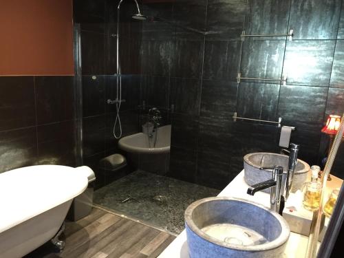 une salle de bain avec un lavabo, des toilettes et une baignoire dans l'établissement Provençal bastide in Uzès, à Uzès
