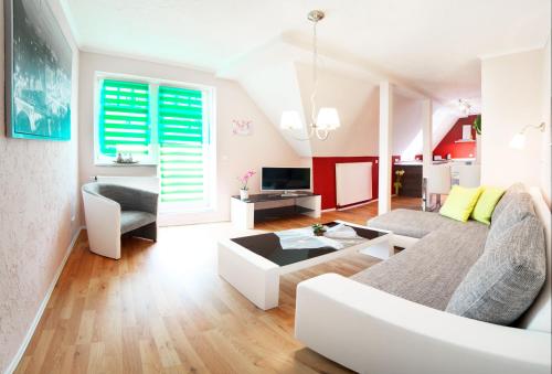 un soggiorno con divano e tavolo di Appartement Stadtpartie a Suhl