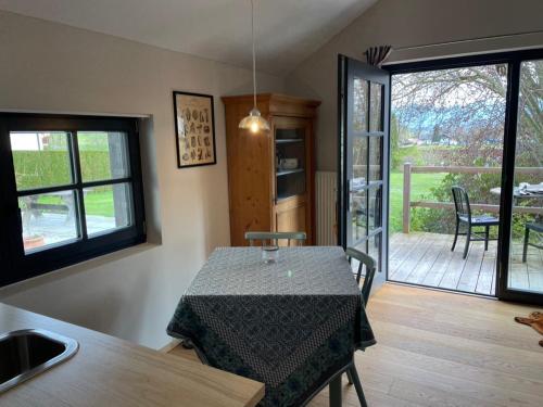 a kitchen and dining room with a table and a patio at Bezauberndes Tiny House im Grünen in Breitbrunn am Chiemsee