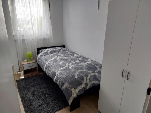 - une petite chambre avec un lit et une fenêtre dans l'établissement Bruchköbel auch für Monteure, à Bruchköbel
