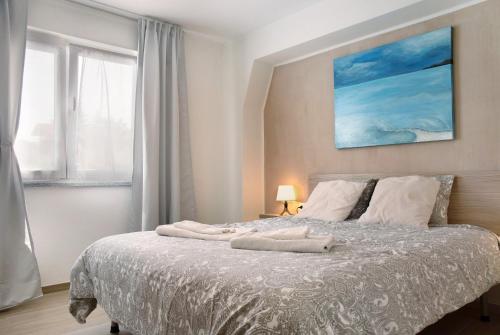 um quarto com uma cama grande e azul em Appartamento Oliva Villa Arber em Maccagno Inferiore