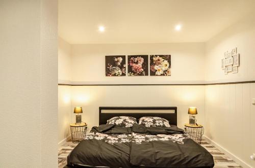 a bedroom with a bed with two lamps on either side at Femeer 02 in Wilhelmshaven