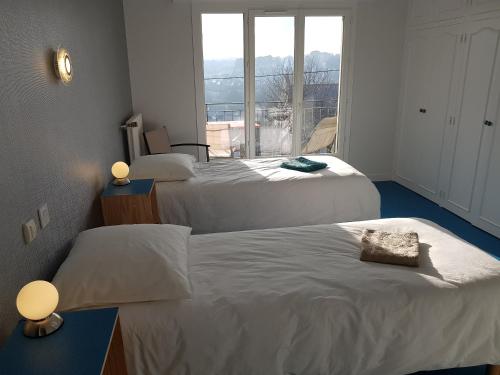 Les Balcons du Trégor tesisinde bir odada yatak veya yataklar