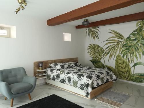 1 dormitorio con 1 cama y 1 silla en Appartement face Métro B hôpital Lyon Sud, en Pierre-Bénite
