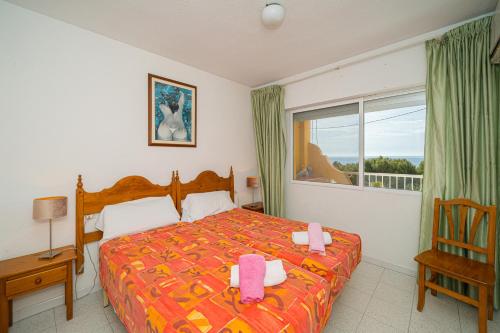 a bedroom with a bed and a window at Apartment Sandra by the sea in El Campello