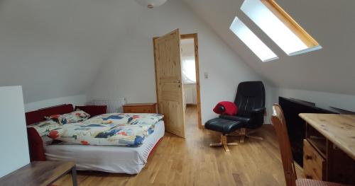 1 dormitorio con cama, escritorio y ventana en Stiegenstübchen am Weinberg, en Dresden