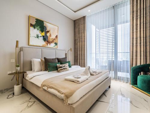 Un dormitorio con una cama grande y una ventana grande. en Charming Condo With Balcony Near Dubai Hills Park, en Dubái