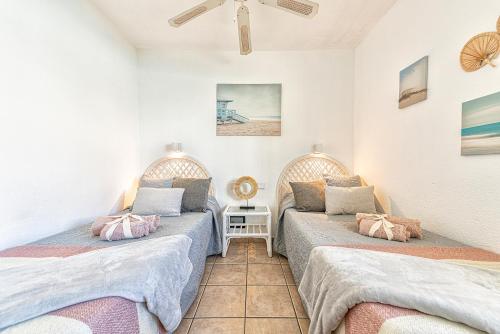 a room with two beds in a room at Apartamento Tropical en playa del inglés in Maspalomas