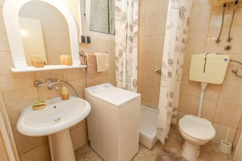 uma casa de banho com um lavatório, um WC e um chuveiro em Solo Sole apartman 1- Meljine em Meljine