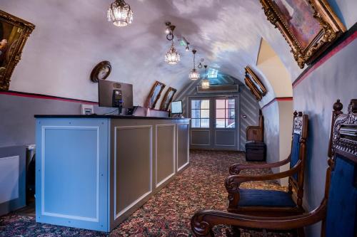 Pokój z blatem i krzesłami w pokoju w obiekcie Three Crowns Residents w Tallinnie