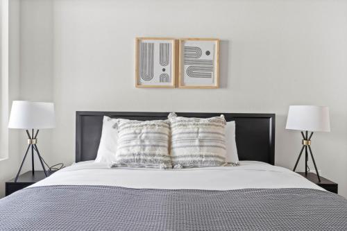 Ένα ή περισσότερα κρεβάτια σε δωμάτιο στο Fremont 1BR w Roof Pool Spa nr TJ WF SFO-983