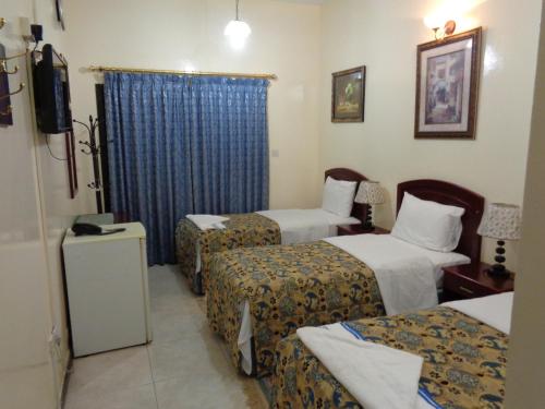 Ένα ή περισσότερα κρεβάτια σε δωμάτιο στο Deira Palace Hotel